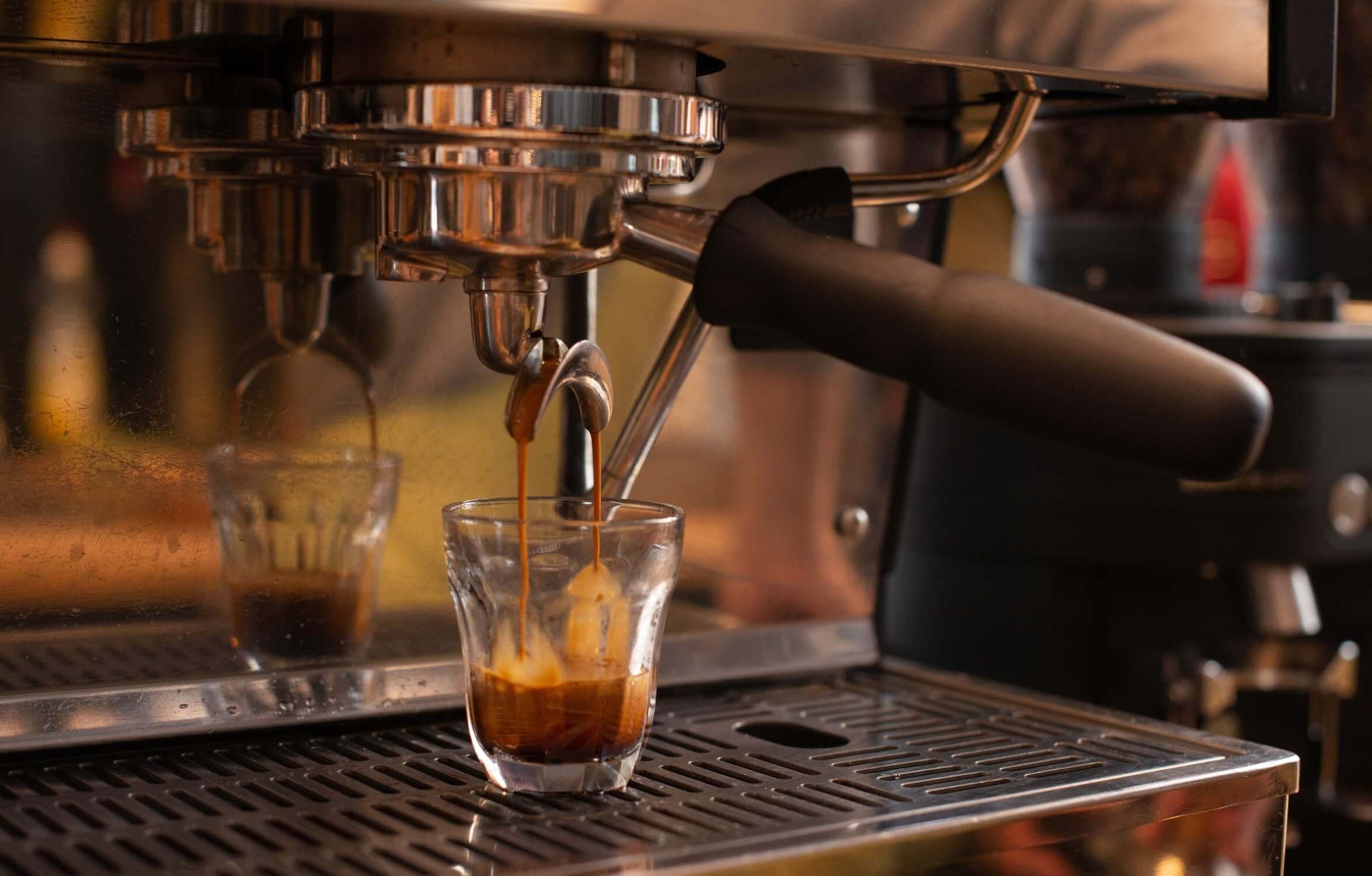 Espresso brewing in coffee machine vs filter coffee